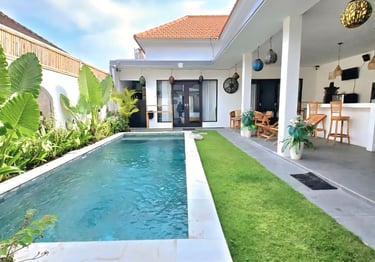 kolam renang dengan taman hijau yang indah