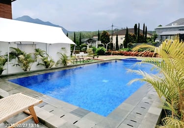 Kolam renang mewah dengan pemandangan pegunungan di bogor