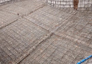 Kontraktor kolam renang profesional di Karawang sedang mengerjakan pembuatan kolam renang