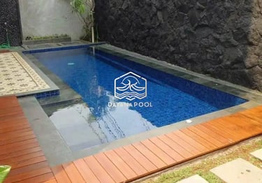 Kolam renang desain elegan dengan mozaik kuda laut