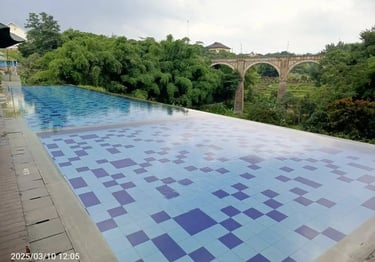 Desain kolam renang tepi overflow yang memberikan kesan tanpa batas
