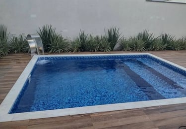 Kolam renang kecil dengan lapisan keramik mozaik biru yang elegan.