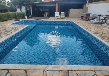 kolam renang mungil dan minimalis dengan keramik berwarna biru