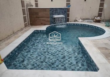 Kolam renang dengan finishing Mozaik dari dayanapool