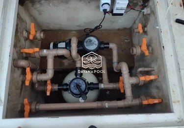 proses instalasi kolam renang over flow oleh teknisi dayanapool
