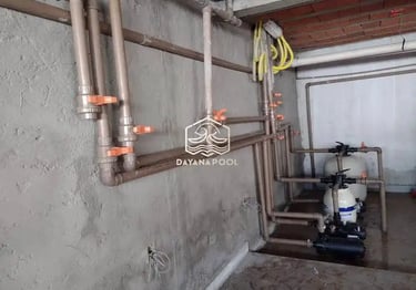 Proses instalasi kolam renang oleh teknisi dayanapool