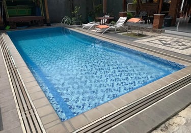Kolam Renang Minimalis dan Modern oleh Kontraktor Kolam Renang Dayanapool