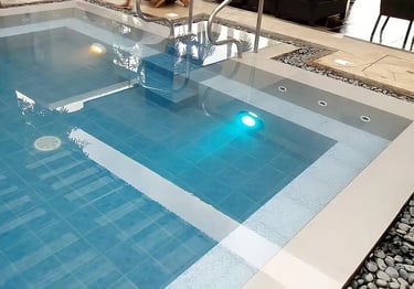 Penerangan LED menambah estetika kolam renang malam hari.
