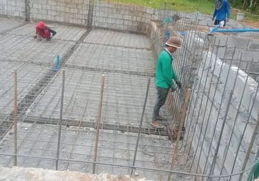 Kontraktor kolam renang profesional di Tasikmalaya sedang mengerjakan pembuatan kolam renang
