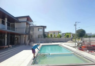 Kolam renang custom yang menambah nilai estetika dan harga properti.