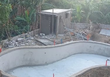 Kontraktor kolam renang profesional di Sumedang sedang mengerjakan pembuatan kolam renang
