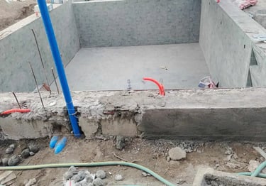 Kontraktor kolam renang profesional di Kota Bandung sedang mengerjakan pembuatan kolam renang