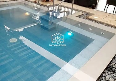 Penerangan LED menambah estetika kolam renang malam hari.