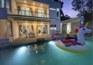 Fitur air mancur dan lampu LED di kolam renang kecil untuk menambah estetika.