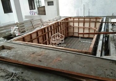proses pemasangan bata untuk begisting kolam renang