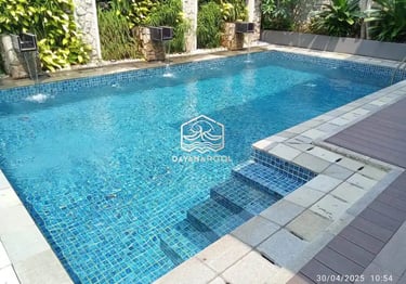 Desain kolam renang tepi overflow yang memberikan kesan tanpa batas