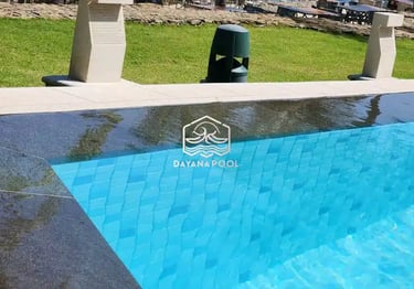 kolam renang over flow yang cantik di halaman belalkang rumah