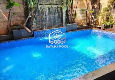 Kolam infinity di tebing dengan pemandangan laut lepas.