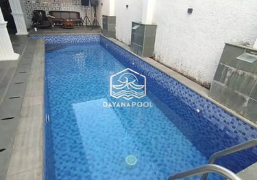 kolam renang mewah di sebuah rumah modern
