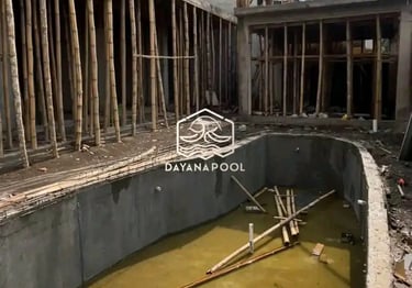 Kontraktor kolam renang profesional di Bekasi sedang mengerjakan pembuatan kolam renang