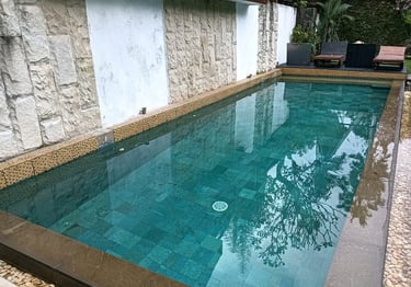 Kolam renang pribadi modern yang dibangun oleh DayanaPool.