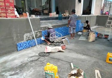 Kontraktor kolam renang profesional di Pandeglang sedang mengerjakan pembuatan kolam renang
