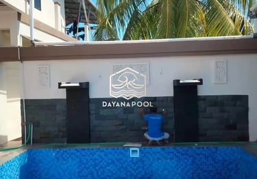 Kolam renang minimalis dengan air mancur kecil