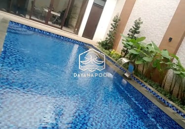 Kolam renang infinity dengan latar belakang pegunungan yang indah.