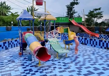 Keluarga menikmati waktu bersama di kolam renang minimalis di rumah