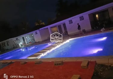 Kolam renang minimalis dengan pencahayaan yang baik