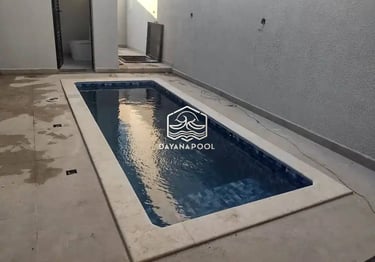 proses pengecoran kolam renang struktur beton.