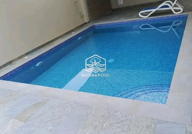 Pekerja dari dayanapool sedang merawat kolalm renang kecil