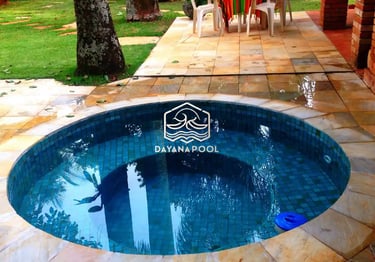 Jakuzzi berbentuk lingkaran dengan keramik roman berwarna biru.