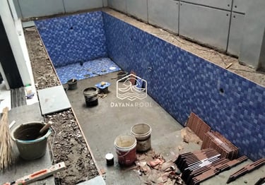 Kontraktor kolam renang profesional di Banten sedang mengerjakan pembuatan kolam renang