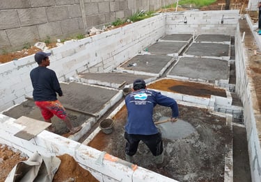 tim kontraktor profesional dayanapool sedang mengerjakan proyek kolam renang