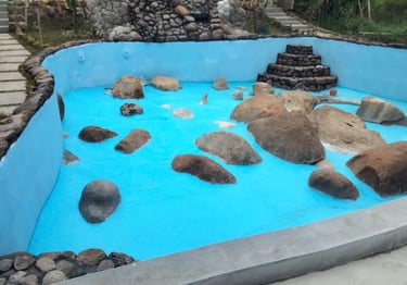 Kontraktor kolam renang profesional di Jakarta Utara sedang mengerjakan pembuatan kolam renang