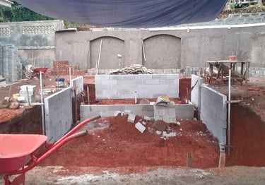 Kontraktor kolam renang profesional di Banyumas sedang mengerjakan pembuatan kolam renang