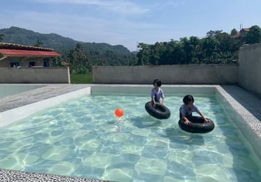Momen kebersamaan di kolam renang impian, hasil karya DayanaPool.