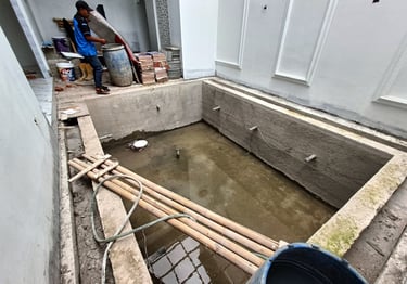 Kontraktor kolam renang profesional di Cimahi sedang mengerjakan pembuatan kolam renang