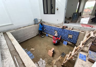Kontraktor kolam renang profesional di Banten sedang mengerjakan pembuatan kolam renang