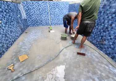 Kontraktor kolam renang profesional di Tangerang sedang mengerjakan pembuatan kolam renang