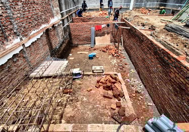 proses pemasangan bata untuk begisting kolam renang