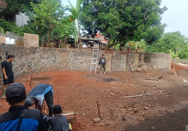 Kontraktor kolam renang profesional di Salatiga sedang mengerjakan pembuatan kolam renang