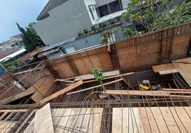 Kontraktor kolam renang profesional di Semarang sedang mengerjakan pembuatan kolam renang
