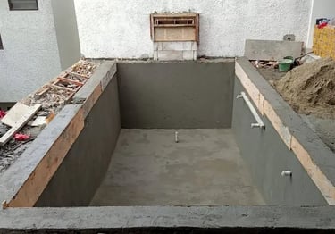 Pembuatan kolam renang tahap pemelesteran oleh dayanapool