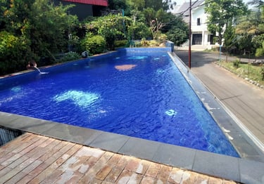 kolam renang yang bersih dan terawat dengan air jernih