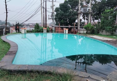properti kolam renang modern di Bandung yang dikelilingi pemandangan hijau