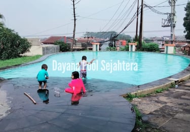 Keluarga menikmati waktu bersama di kolam renang minimalis di rumah