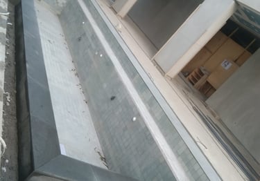 Kontraktor kolam renang profesional di Pangandaran sedang mengerjakan pembuatan kolam renang