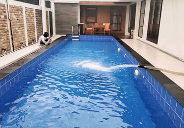 pengisian air kolam renang